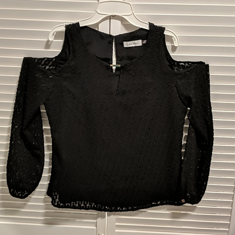 CALVIN KLEIN TEXTURED COLD SHOULDER TOP